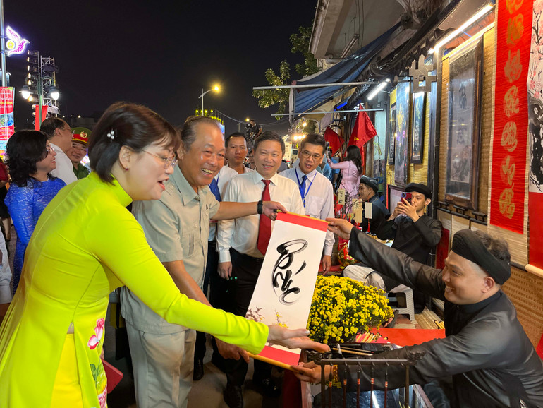 Ông đồ tặng chữ cho nguyên Phó Thủ tướng Thường trực Chính phủ Trương Hòa Bình.