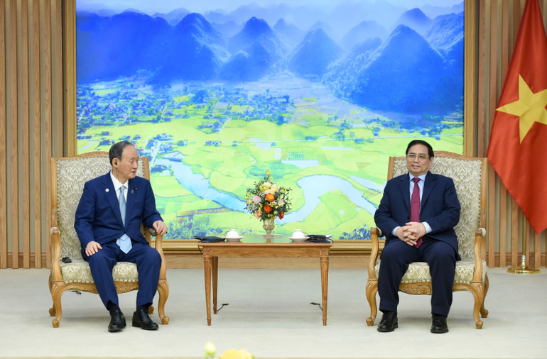 Thủ tướng Phạm Minh Chính và cựu Thủ tướng Nhật Bản Suga Yoshihide. (Ảnh: TRẦN HẢI)