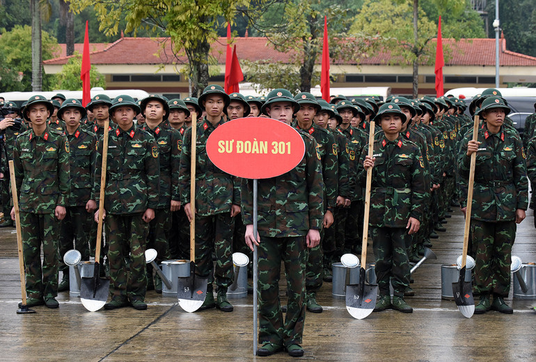 Các đại biểu tham dự buổi lễ.