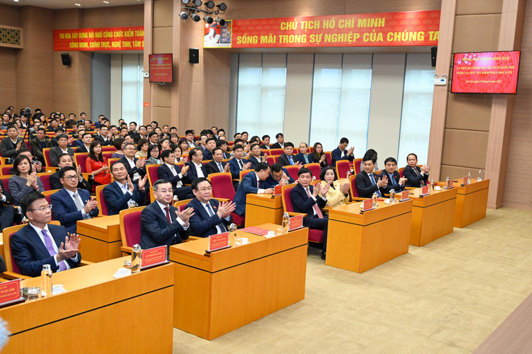 Chủ tịch Quốc hội Vương Đình Huệ và các đại biểu tại buổi gặp mặt. (Ảnh: Duy Linh)