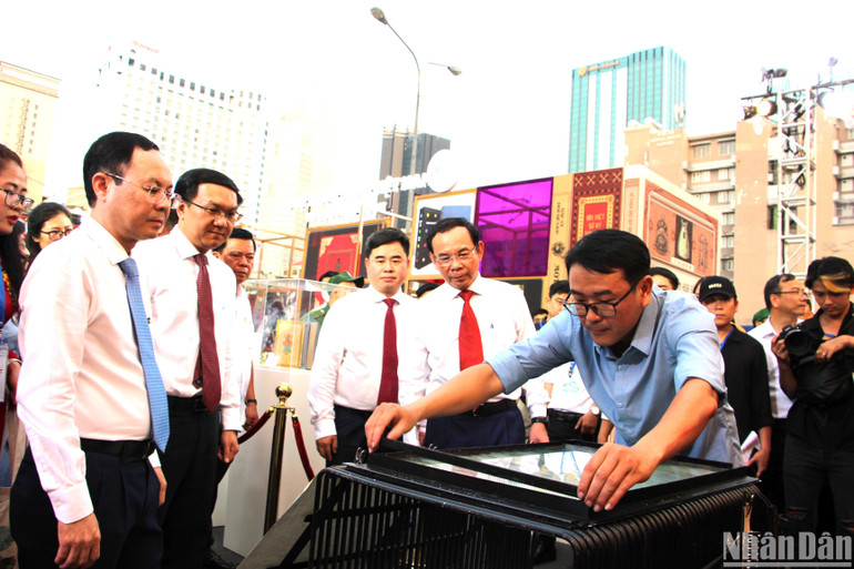 Các đại biểu tìm hiểu cách làm giấy thời xưa.