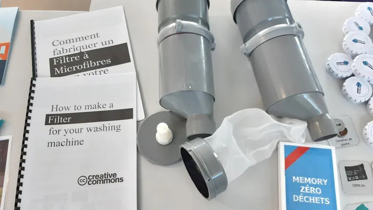 Bộ lọc sẽ được lắp đặt trong kết cấu của máy giặt thế hệ mới nhằm giảm thiểu sự thải loại vi sợi ra môi trường. (Ảnh: FranceInfo) Bộ lọc sẽ được lắp đặt trong kết cấu của máy giặt thế hệ mới nhằm giảm thiểu sự thải loại vi sợi ra môi trường. (Ảnh: FranceInfo)