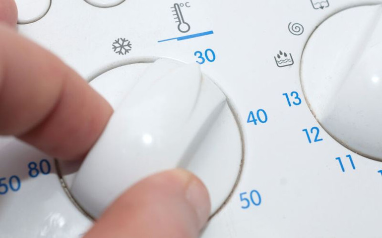 Chế độ giặt với nước mát cũng được khuyến khích nhằm giảm bớt tình trạng vi sợi bị bào mòn khỏi quần áo. (Ảnh: Le Parisien) Chế độ giặt với nước mát cũng được khuyến khích nhằm giảm bớt tình trạng vi sợi bị bào mòn khỏi quần áo. (Ảnh: Le Parisien)