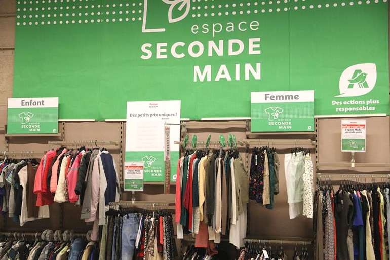 Nhiều hệ thống siêu thị tại Pháp đã triển khai chiến dịch thu gom và bắt đầu "hành trình mới" cho trang phục đã qua sử dụng. (Ảnh: Le Parisien) Nhiều hệ thống siêu thị tại Pháp đã triển khai chiến dịch thu gom và bắt đầu "hành trình mới" cho trang phục đã qua sử dụng. (Ảnh: Le Parisien)