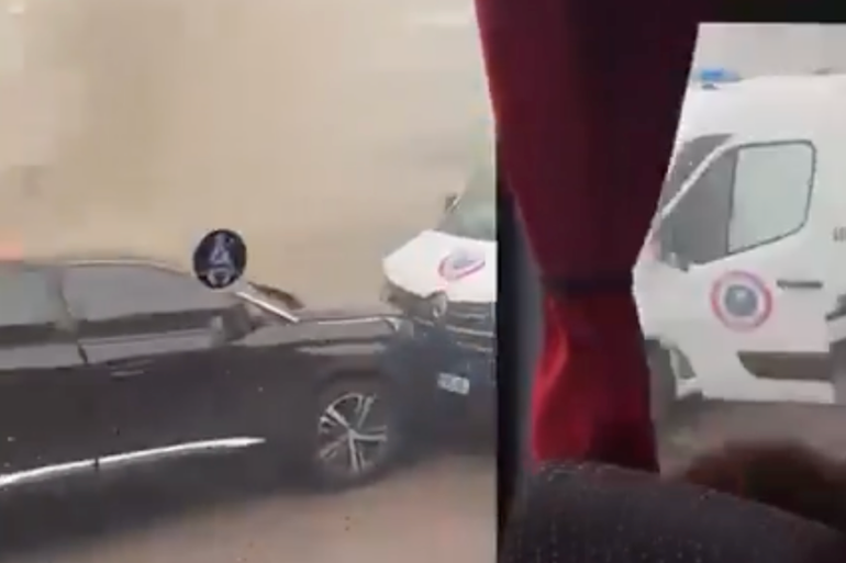 Chiếc xe màu đen của nhóm người có vũ trang đâm trực diện xe thùng áp tải phạm nhân. (Ảnh chụp màn hình)