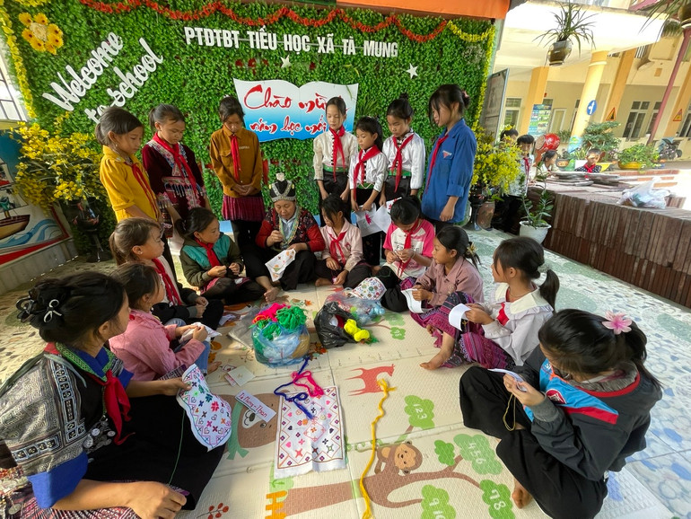 Mô hình bảo tồn văn hóa trong trường học tại Trường phổ thông dân tộc bán trú tiểu học xã Tà Mung. (Ảnh: Trần Tuấn) Mô hình bảo tồn văn hóa trong trường học tại Trường phổ thông dân tộc bán trú tiểu học xã Tà Mung. (Ảnh: Trần Tuấn)