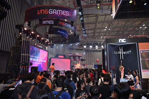 Hàng nghìn lượt khách tham quan Triển lãm.