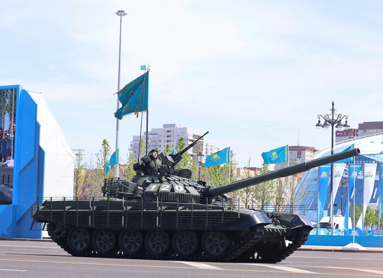 Lực lượng vũ trang Kazakhstan trình diễn các phương tiện, khí tài quân sự tại buổi lễ. Lực lượng vũ trang Kazakhstan trình diễn các phương tiện, khí tài quân sự tại buổi lễ.