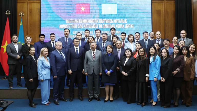 Tổng Bí thư Tô Lâm và lãnh đạo, giảng viên, học viên Học viện Hành chính Công trực thuộc Tổng thống Kazakhstan.