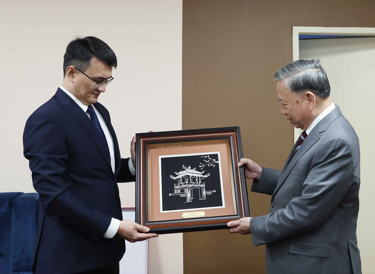 Tổng Bí thư Tô Lâm tặng quà lưu niệm cho Học viện Hành chính Công trực thuộc Tổng thống Kazakhstan.