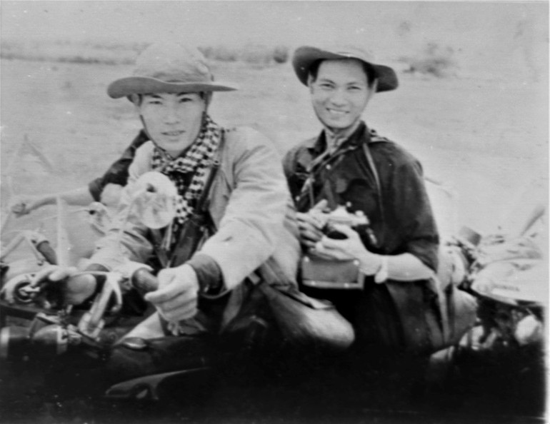 Nhà báo Nguyễn Hồ (người ngồi phía sau) trên đường tiến về Sài Gòn, ngày 29/4/1975.