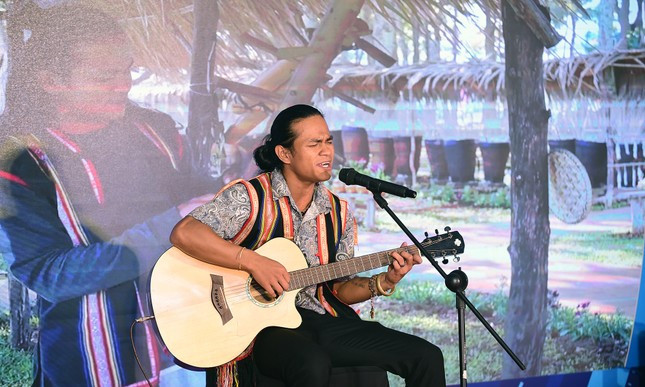 Rcombus - nhân vật chính của phóng sự “Tarzan kể chuyện làng” của Đài PT-TH tỉnh Gia Lai giao lưu, biểu diễn tại chương trình.