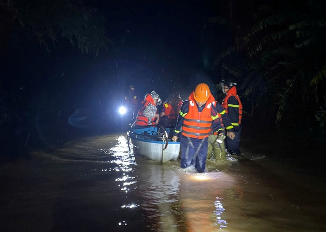 Lực lượng chức năng Quảng Trị ứng cứu người dân xã Vĩnh Long (huyện Vĩnh Linh) trong đêm 27/10.