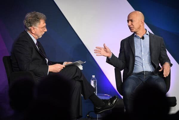 Martin Baron (trái) và tỷ phú Jeff Bezos. Martin Baron (trái) và tỷ phú Jeff Bezos.