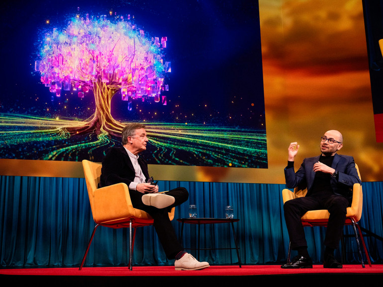 Demis Hassabis (bên phải) nhìn thấy hy vọng và cơ hội giải quyết thách thức bằng khả năng của AI.