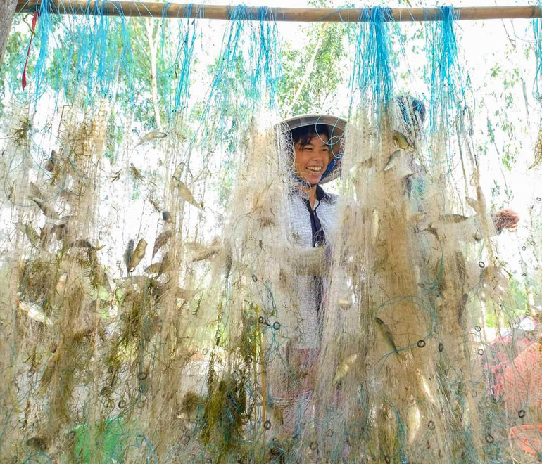 Người dân huyện An Phú, tỉnh An Giang ổn định cuộc sống bằng nghề đánh bắt hải sản. Ảnh: Phương Bằng Người dân huyện An Phú, tỉnh An Giang ổn định cuộc sống bằng nghề đánh bắt hải sản. Ảnh: Phương Bằng