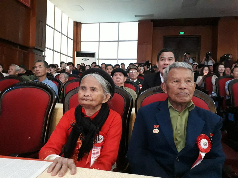 Cụ Ngô Viết Gấn (bên phải) và cụ Nguyễn Thị Nên tại cuộc Gặp mặt, tri ân chiến sĩ Điện Biên, thanh niên xung phong, dân công hỏa tuyến trực tiếp tham gia Chiến dịch Điện Biên Phủ (ngày 6/4). Cụ Ngô Viết Gấn (bên phải) và cụ Nguyễn Thị Nên tại cuộc Gặp mặt, tri ân chiến sĩ Điện Biên, thanh niên xung phong, dân công hỏa tuyến trực tiếp tham gia Chiến dịch Điện Biên Phủ (ngày 6/4).