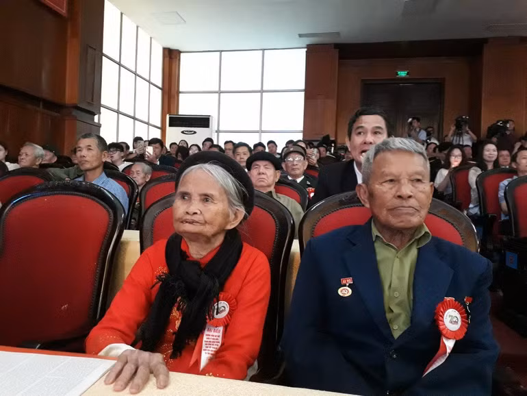 Cụ Ngô Viết Gấn (bên phải) và cụ Nguyễn Thị Nên tại cuộc Gặp mặt, tri ân chiến sĩ Điện Biên, thanh niên xung phong, dân công hỏa tuyến trực tiếp tham gia Chiến dịch Điện Biên Phủ (ngày 6/4).