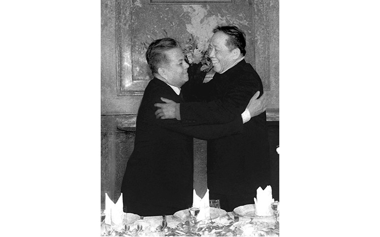 Tổng Bí thư Đảng Lao động Việt Nam Lê Duẩn và Tổng Bí thư Đảng Nhân dân cách mạng Lào Kaysone Phomvihane.