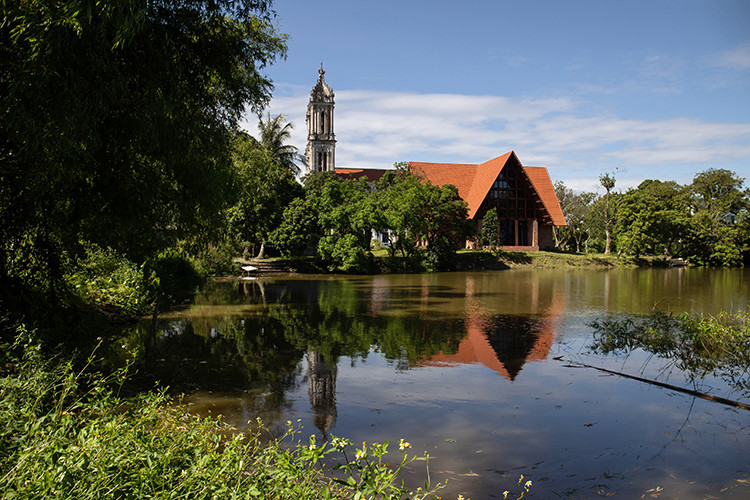Quần thể kiến trúc nhà thờ và nhà nguyện ở nông thôn Hà Nam do một nhóm kiến trúc sư trẻ thiết kế với cảm hứng từ vật liệu truyền thống Việt Nam, gạch, ngói nung và gỗ, hài hòa với cảnh quan chung quanh. Ảnh: LE STUDIO ARCHITECTS