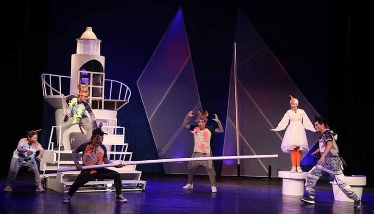 Cảnh trong vở "Chú mèo dạy hải âu bay", Nhà hát Tuổi trẻ. Ảnh: NVCC