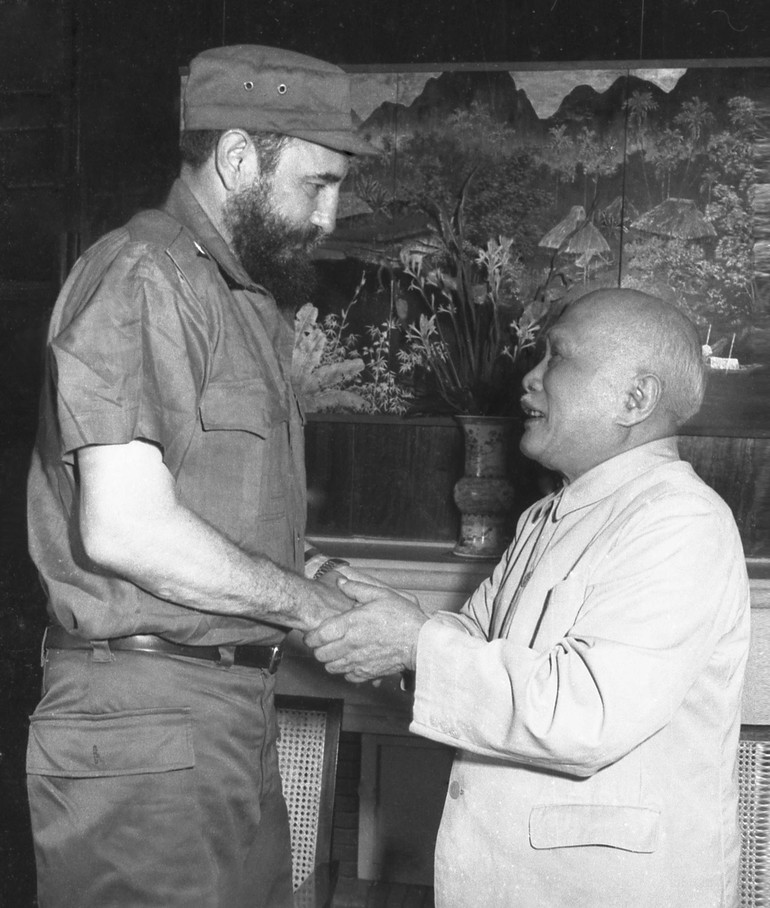 Chủ tịch Tôn Đức Thắng và đồng chí Fidel Castro trước lúc rời Việt Nam về nước.