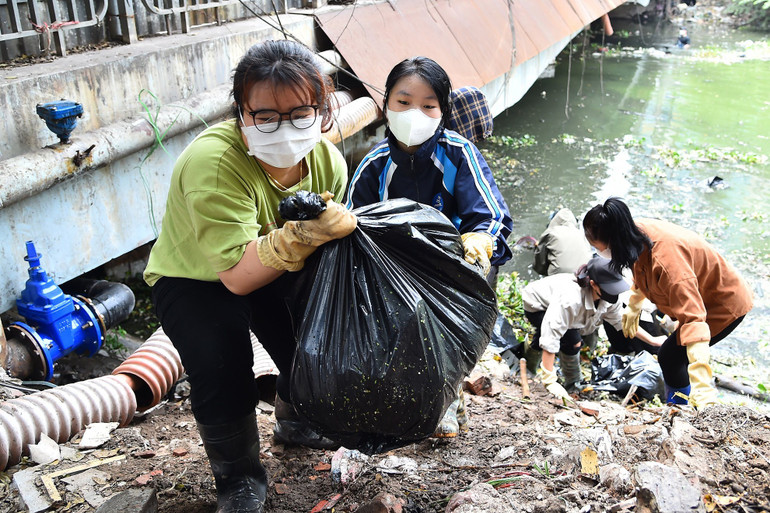 Nhóm Hà Nội Xanh, từ ba thành viên, đã truyền cảm hứng khiến 350 người đăng ký tham gia các hoạt động vớt rác trên các con sông ô nhiễm tại Thủ đô. Ảnh: Thủy Nguyên Nhóm Hà Nội Xanh, từ ba thành viên, đã truyền cảm hứng khiến 350 người đăng ký tham gia các hoạt động vớt rác trên các con sông ô nhiễm tại Thủ đô. Ảnh: Thủy Nguyên