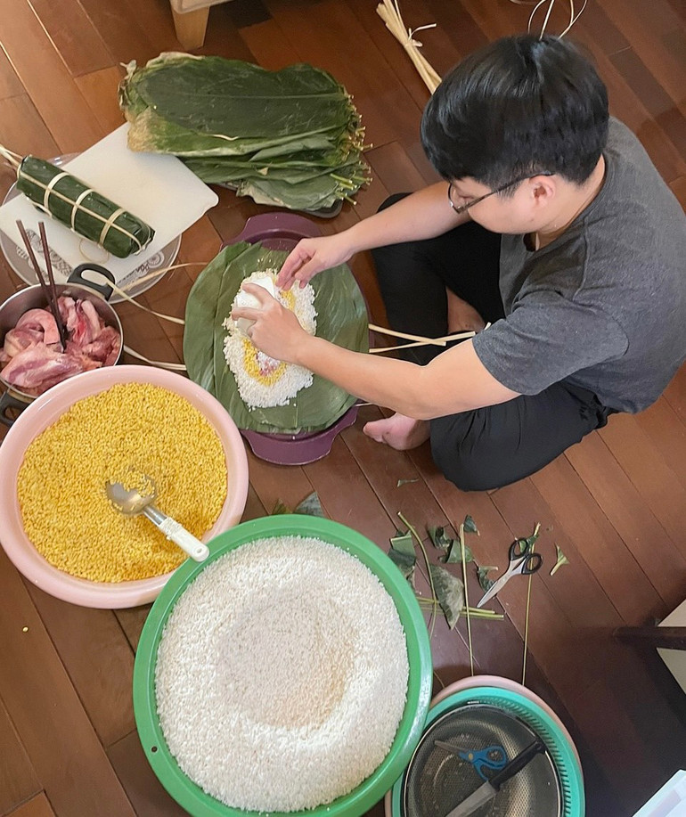 Gói bánh chưng đón Tết tại Bắc Kinh.