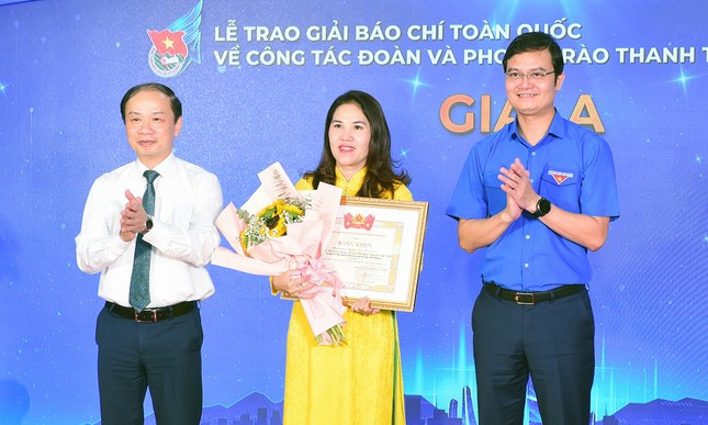 Giải A thể loại phát thanh-truyền hình thuộc về tác phẩm truyền hình: “Tarzan kể chuyện làng” của các tác giả: Nguyễn Hữu Hòa Giang, Nguyễn Thị Xuân Trang, Vương Viết Ngọc, Nguyễn Anh Tuất (Đài Phát thanh - Truyền hình Gia Lai).