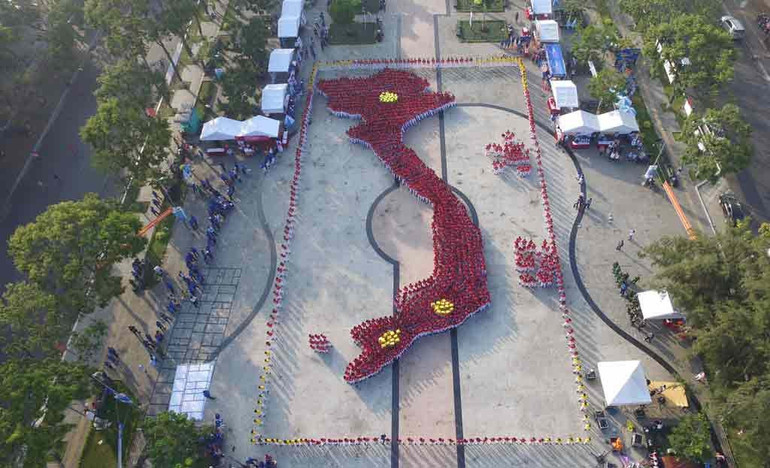 Hơn 1.500 đoàn viên, thanh niên cùng nhau xếp hình Tổ quốc. Nguồn: Trung ương Đoàn Thanh niên Cộng sản Hồ Chí Minh Hơn 1.500 đoàn viên, thanh niên cùng nhau xếp hình Tổ quốc. Nguồn: Trung ương Đoàn Thanh niên Cộng sản Hồ Chí Minh