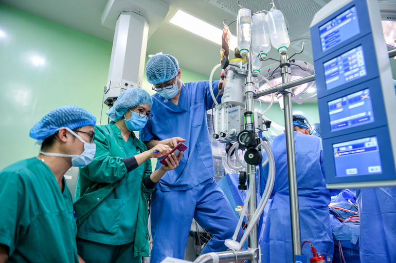 Việc thiếu trang thiết bị hiện đại, đội ngũ tay nghề giỏi ở tuyến dưới khiến nhiều bệnh nhân tìm đến bệnh viện tuyến trên. Ảnh: Thành Đạt Việc thiếu trang thiết bị hiện đại, đội ngũ tay nghề giỏi ở tuyến dưới khiến nhiều bệnh nhân tìm đến bệnh viện tuyến trên. Ảnh: Thành Đạt