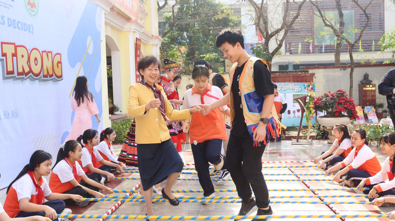 Nhà báo Lan Minh luôn hết mình, hòa đồng với trẻ em trong các hoạt động. Nhà báo Lan Minh luôn hết mình, hòa đồng với trẻ em trong các hoạt động.