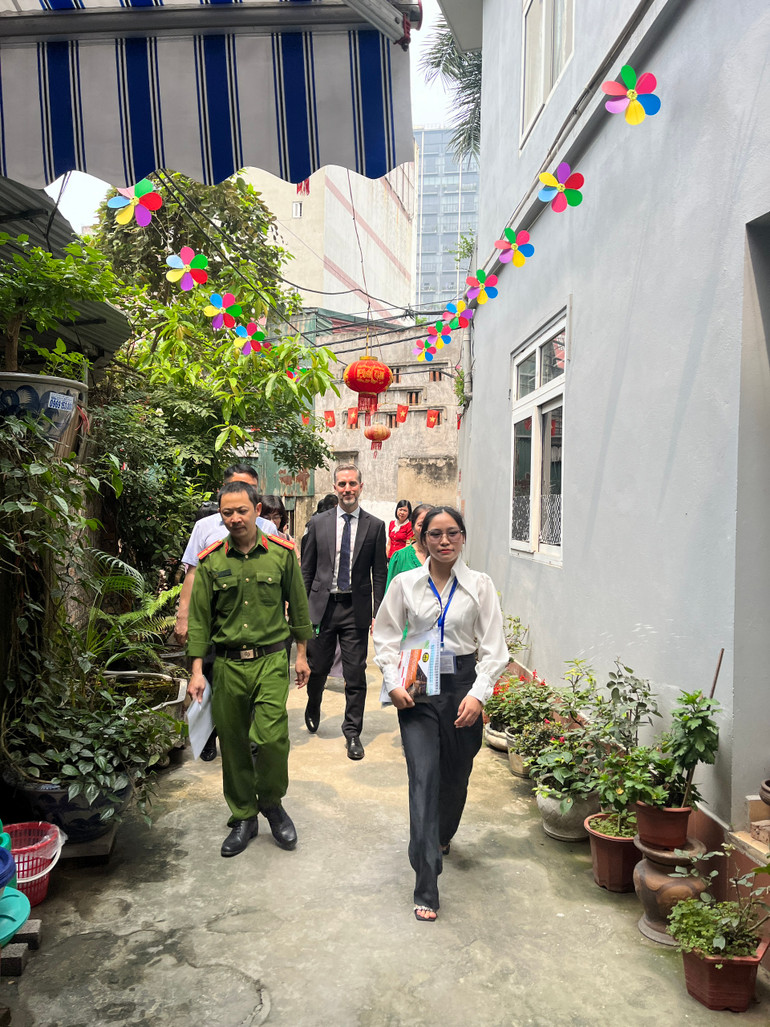 Đoàn công tác ra quân điều tra. Ảnh: Nguyễn Hà