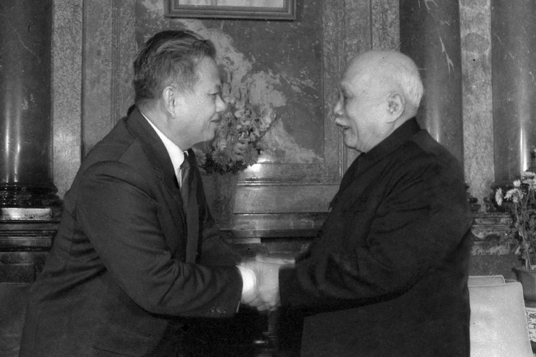 Chủ tịch nước Việt Nam Tôn Đức Thắng và đồng chí Kaysone Phomvihane.