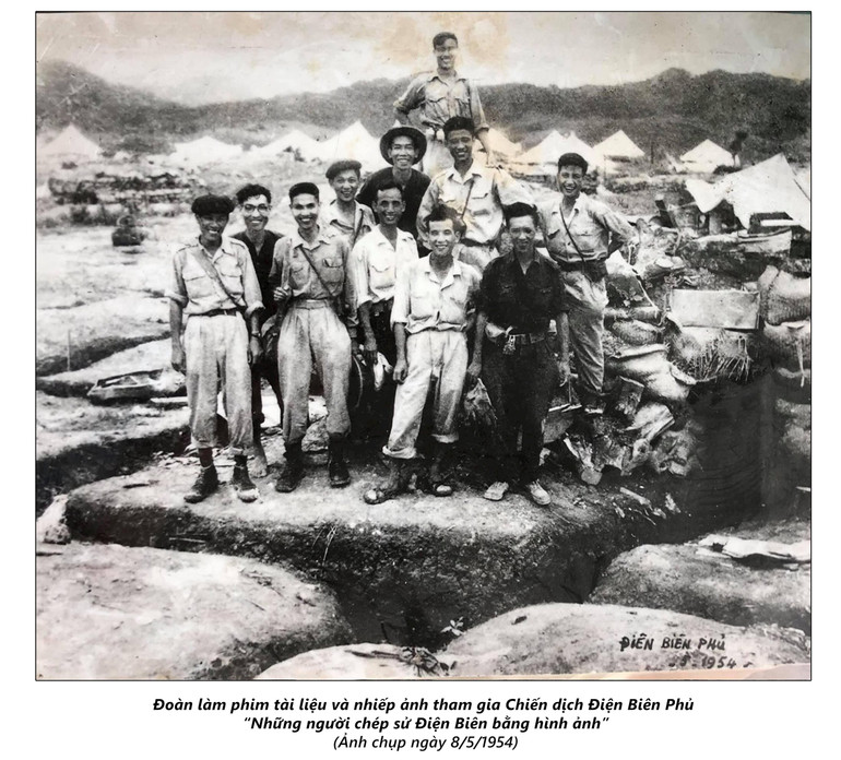 Đoàn làm phim tài liệu và nhiếp ảnh tham gia Chiến dịch Điện Biên Phủ. Ảnh chụp ngày 8/5/1954. Nguồn: Cục Điện ảnh