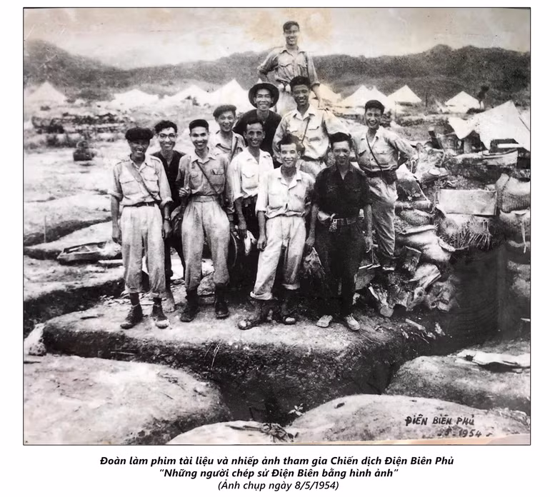 Đoàn làm phim tài liệu và nhiếp ảnh tham gia Chiến dịch Điện Biên Phủ. Ảnh chụp ngày 8/5/1954. Nguồn: Cục Điện ảnh Đoàn làm phim tài liệu và nhiếp ảnh tham gia Chiến dịch Điện Biên Phủ. Ảnh chụp ngày 8/5/1954. Nguồn: Cục Điện ảnh