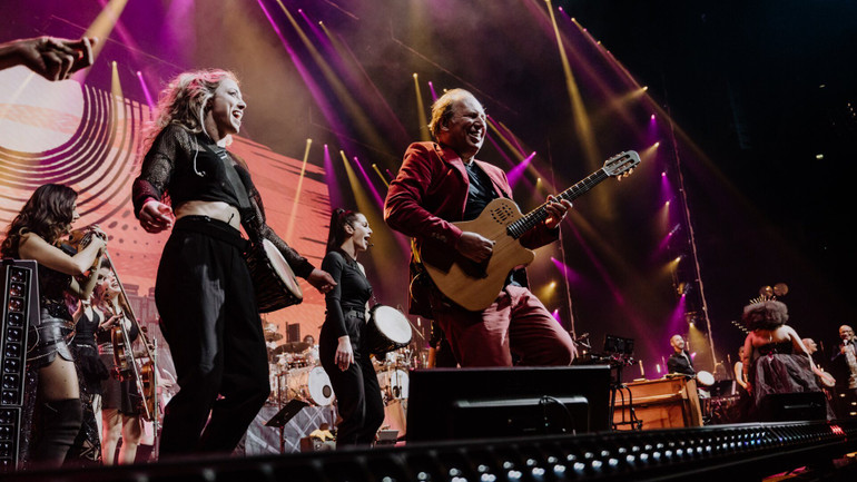 Hans Zimmer tận hưởng niềm vui khi biểu diễn trên sân khấu.