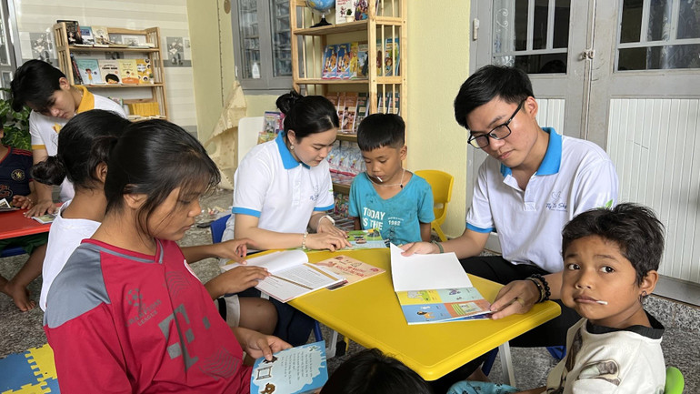 Phúc (đeo kính) đọc sách cùng các em thiếu nhi mồ côi ở Mái ấm Giu Se (huyện Chư Sê, tỉnh Gia Lai). Phúc (đeo kính) đọc sách cùng các em thiếu nhi mồ côi ở Mái ấm Giu Se (huyện Chư Sê, tỉnh Gia Lai).