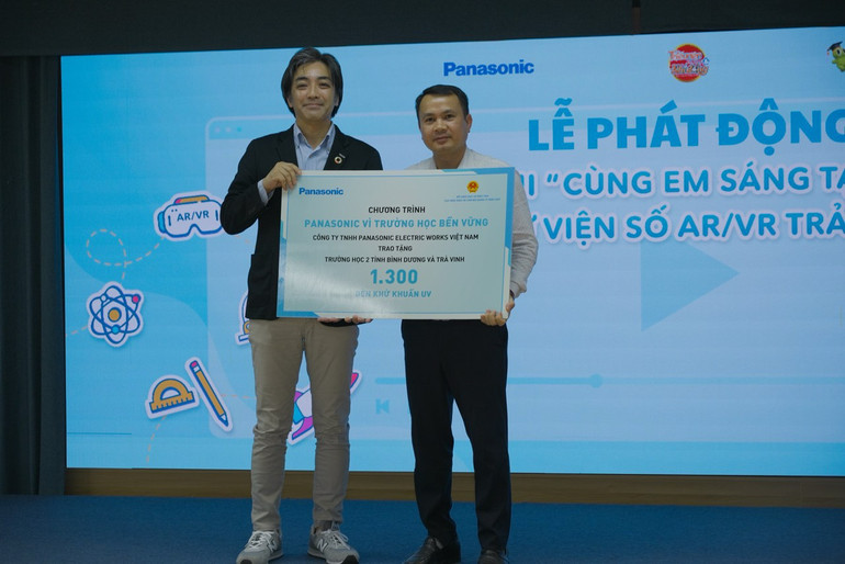 Ông Oka Hiroyuki, Giám đốc Công ty Panasonic Việt Nam (bên trái) trao biểu trưng đèn khử khuẩn tia UV cho đại diện Bộ Giáo dục và Đào tạo. Ông Oka Hiroyuki, Giám đốc Công ty Panasonic Việt Nam (bên trái) trao biểu trưng đèn khử khuẩn tia UV cho đại diện Bộ Giáo dục và Đào tạo.