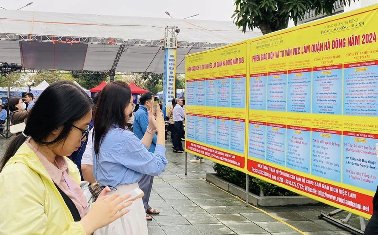 Nhiều bạn trẻ đến phiên giao dịch việc làm tại quận Hà Đông (Hà Nội) để tìm kiếm cơ hội việc làm. Ảnh: PHƯƠNG THU