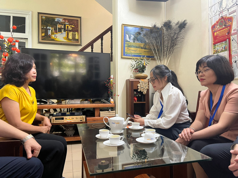 Điều tra viên Nguyễn Ngọc DuLy (áo trắng) thực hiện công tác điều tra tại hộ gia đình chị Nguyễn Thị Thu Thủy (áo vàng), tại 696 Lạc Long Quân, phường Nhật Tân, Tây Hồ, Hà Nội. Ảnh: Nguyễn Hà