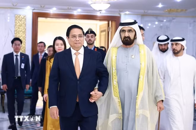Thủ tướng Phạm Minh Chính và Phó Tổng thống, Thủ tướng UAE Sheikh Mohammed bin Rashid Al. (Ảnh: Dương Giang/TTXVN)