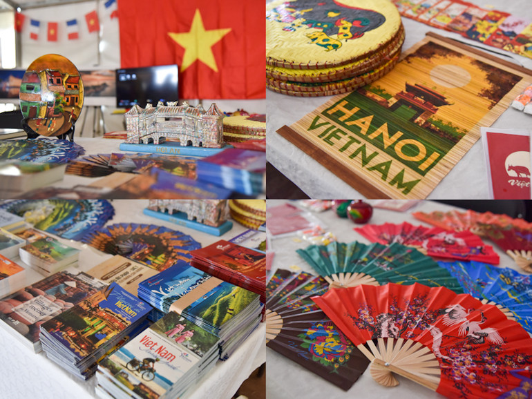 Ngày hội Pháp ngữ là dịp tốt để quảng bá du lịch Việt Nam với nhiều mặt hàng thủ công mỹ nghệ độc đáo. (Ảnh: MINH DUY)