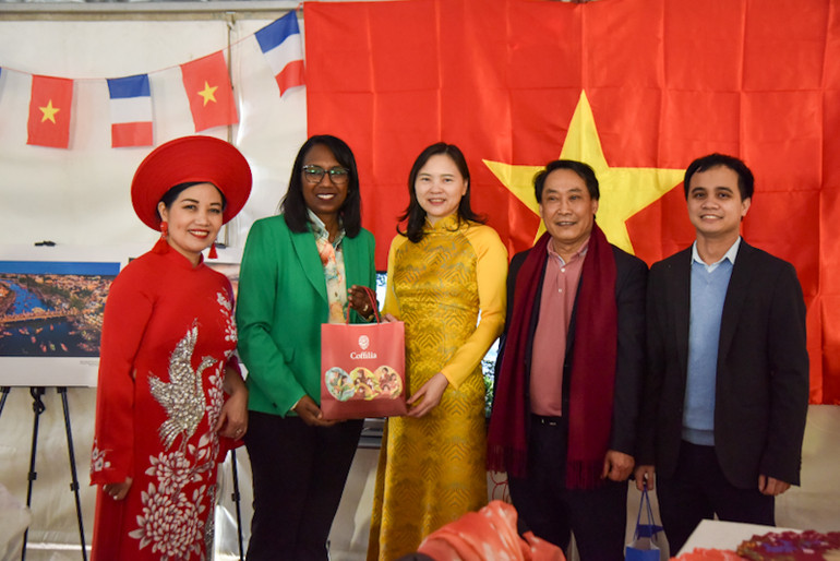 Thị trưởng thành phố Yebles, bà Marième Tamata-Varin đánh giá cao sự tham gia tích cực của Việt Nam tại Ngày hội Pháp ngữ nhiều năm qua. (Ảnh: KHẢI HOÀN)