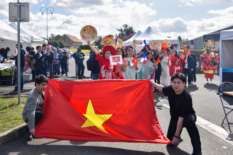 Đoàn Việt Nam phấn khởi tham gia diễu hành khai mạc chương trình Ngày hội Pháp ngữ 2024. (Ảnh: MINH DUY)