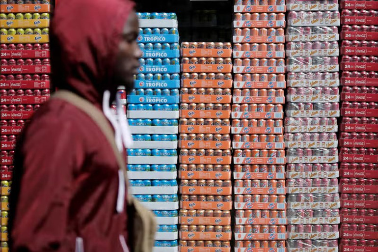 Nước ngọt có ga dễ uống, dễ giải khát nên thường được tiêu thụ quá mức. (Ảnh: Reuters)