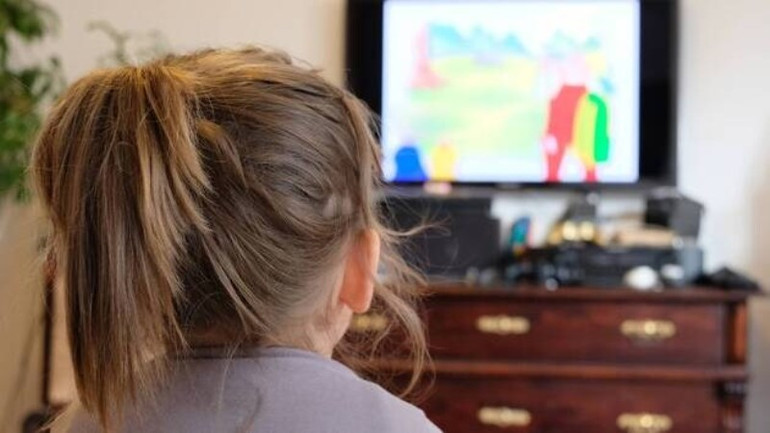 Các cơ quan chức năng của Pháp nỗ lực hạn chế sự xuất hiện của các chương trình quảng cáo đối với những thực phẩm và đồ uống có đường trong các khung giờ có trẻ em theo dõi. (Ảnh: Ouest France)