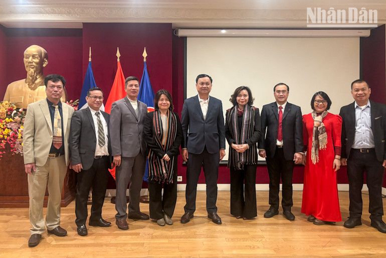 Đoàn công tác của UBND thành phố Buôn Ma Thuột tại trụ sở Đại sứ quán Việt Nam tại Pháp. (Ảnh: KHẢI HOÀN)