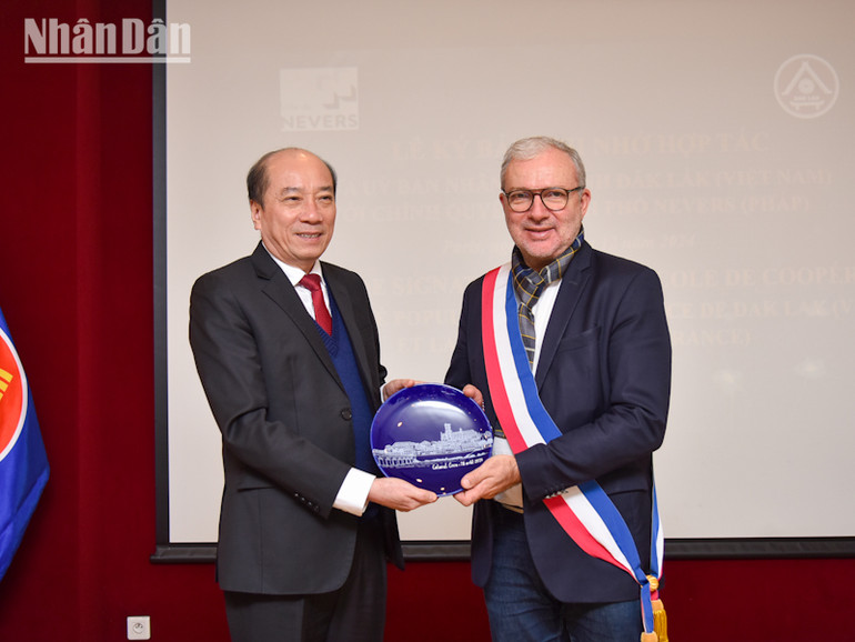 Thị trưởng Denis Thuriot trao quà lưu niệm kỷ niệm thành phố Nevers cho Chủ tịch UBND tỉnh Đắk Lắk. (Ảnh: KHẢI HOÀN)
