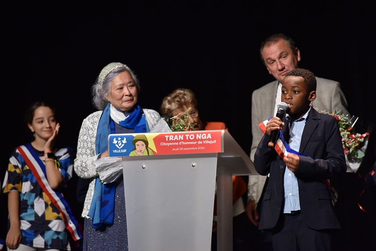 Học sinh thành phố Villejuif chia sẻ cảm xúc tới bà Trần Tố Nga nói riêng và những nạn nhân chất độc da cam tại Việt Nam nói chung. (Ảnh: MINH DUY) Học sinh thành phố Villejuif chia sẻ cảm xúc tới bà Trần Tố Nga nói riêng và những nạn nhân chất độc da cam tại Việt Nam nói chung. (Ảnh: MINH DUY)